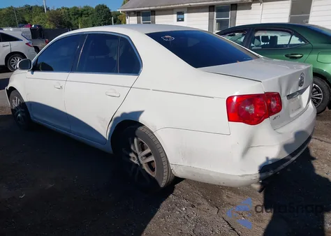 2006 Volkswagen Jetta 2.5 z USA, uszkodzony, nr VIN 3VWRF71K66M626850